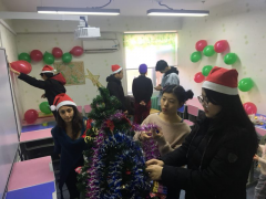 12月25中意坤学子与外教一起欢度圣诞